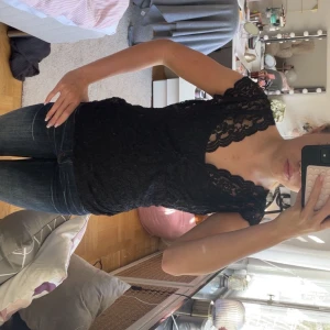 Spets topp  - Populär jätte  fin spets topp . Säljer pågrund av att jag köpte fel storlek. Helt i nyskick och aldrig använd.  Hör av er om ni har fler  frågor❤️❤️