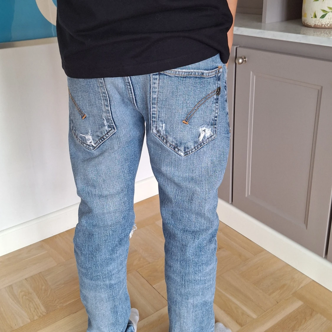 Blå slitna jeans med raka ben - 1