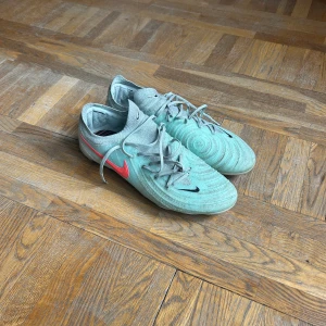 Nike fotbollsskor i mintgrönt, stl 44 - Säljer ett par Nike fotbollsskor. Nike Phantom Gx. Hör av er pris ej hugget i sten nypris 3149