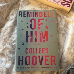 Reminders of him av Colleen Hoover  - Engelsk bok, fint skick, kom med frågor eller bud! Alltid öppen för bud🤩