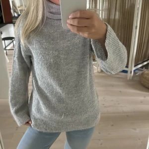 Grå ribbad polotröja i stickad ull - Mysig grå polotröja med ribbad struktur, pris kan diskuteras storlek S