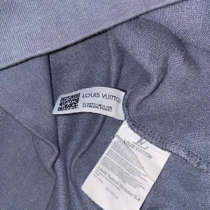 Grå Louis Vuitton sweatshirt M/L - Louis Vuitton crewneck i grått med ikoniskt LV-monogram över hela tröjan. Mjuk bomullskänsla, rund hals och långa ärmar. Perfekt för dig som vill sticka ut med en lyxig streetstyle-look.