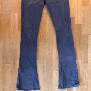 Bruna lågmidjafe byxor  - Bruna utsvänga byxor i lite mocha material. Lågmidjade (hela bilden fick inte plats?) 