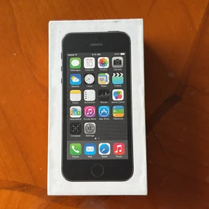 iPhone 5s 16GB Space Gray - Säljer en iPhone 5s 16GB i färgen Space Gray. Telefonen är i gott skick med mindre spår av användning. Levereras i originalkartong. Perfekt som reservtelefon eller för dig som vill ha en kompakt smartphone med Touch ID.