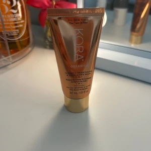 KORA Organics Turmeric Brightening Mask - Oöppnad Turmeric Brightening & Exfoliating Mask från KORA Organics. Fördelarna med denna 2-i-1 ansiktspeeling mask: Avlägsnar överflödig olja och har en detoxande effekt på porerna Reducerar synligheten av ojämn hudtextur och trött hud för en jämnare hy Polerar och förnyar huden för att ge en naturlig glow och lyster Certifierat ekologisk och vegansk formula med uppfriskande pepparmint