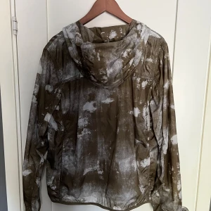 Woolrich windbreaker - Helt ny Woolrich windbreaker i storlek L men passar storlek M. Nypris ca 2800 mitt pris 1900 Kan gå ner i pris vid snabb affär.