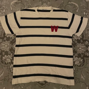Randig Zara t-shirt - Riktigt stilren T-shirt från Zara som inte kommer till användning. Topp kvalité, tjockt material. Storlek S men lutar mot M då den är ganska baggy. Inga defekter, som ny! Passar dig bäst runt 175-185. Nypris 449