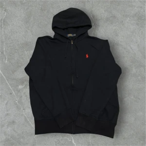Polo Ralph Lauren Zip Hoodie Mörkblå - 📍Storlek:L  💪🏽Skick: Mycket bra!  📐Mått:Längd:69cm:Axelbredd:52cm  📎Material:60%Bomull:40%Polyester  📦Skickar alltid inom 24h  💸Köp fler plagg för att få billigare pris  ✅Äkthetsgaranti