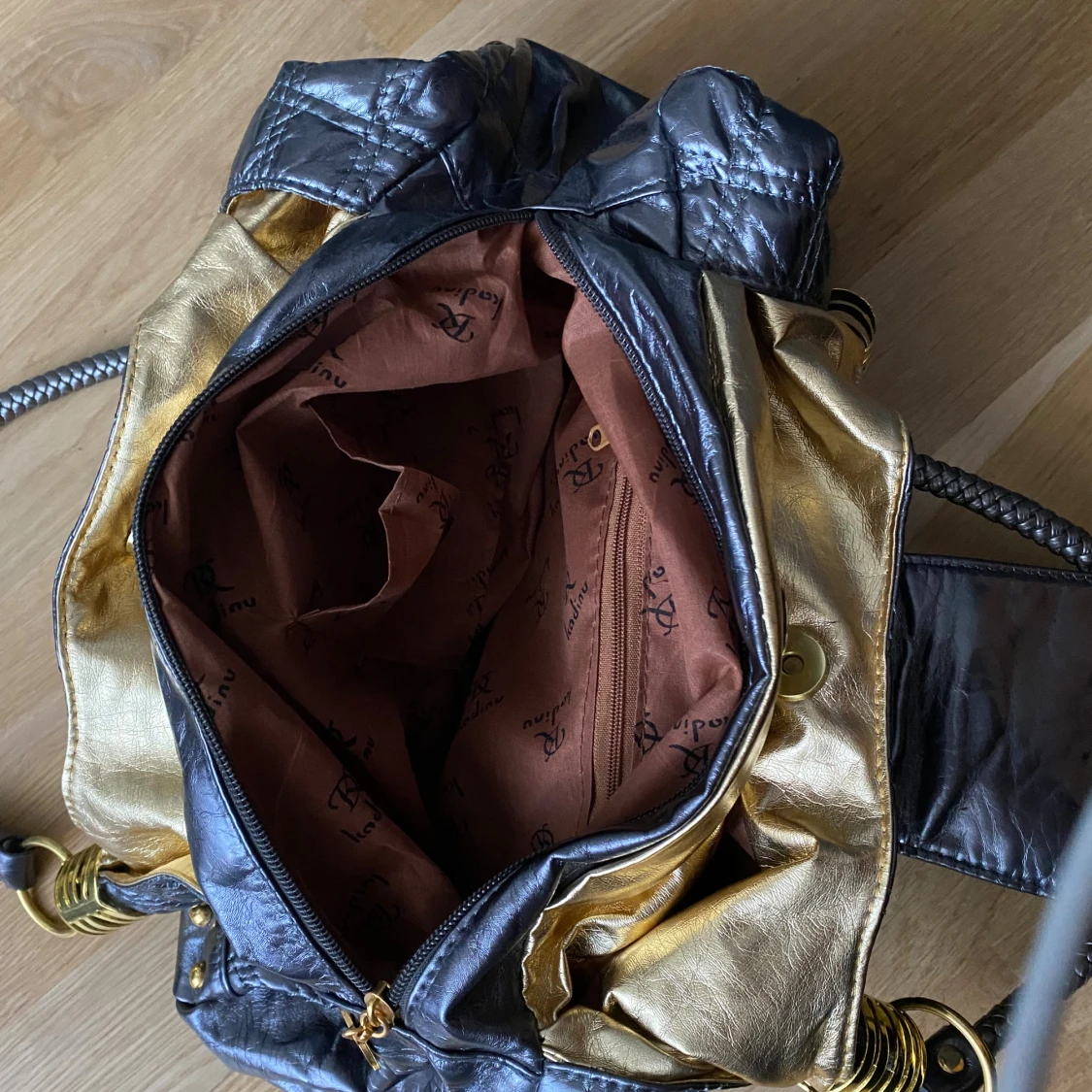 Silver quiltad handväska från Guess - 4