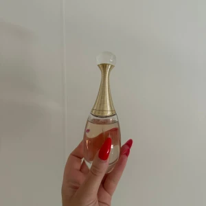Dior parfym  - Snygg och stilren parfym från Dior med unik design. Perfekt för dig som vill ha en lyxig touch i din samling. Volym och ingredienser syns ej på bilden.