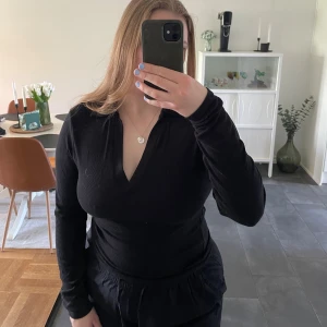Långärmad topp - Lite ribbad långärmad topp med krage och urringning i bra skick, toppen är i storlek xl men skulle säga att sen passar även l och m. 💕