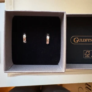 Silverörhängen från Guldfynd - Snygga örhängen i silver från Guldfynd med coolt facetterat mönster som ger extra glans. Perfekt storlek för att sticka ut utan att bli för mycket. Kommer i originalask, oanvända helt nya.