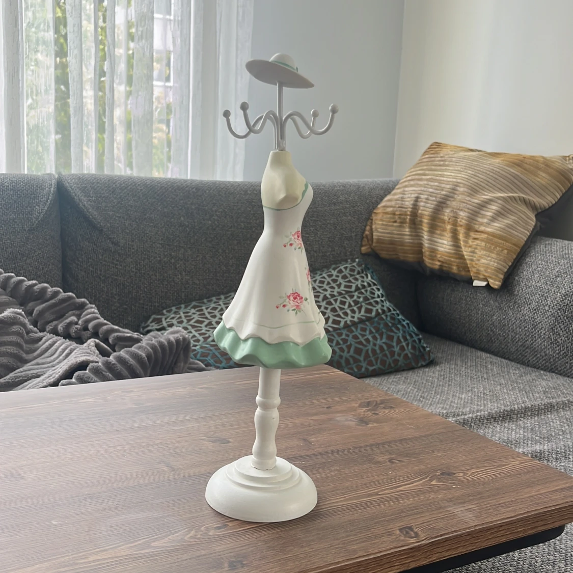 Vit blommig kortklänning med grön volang - 3