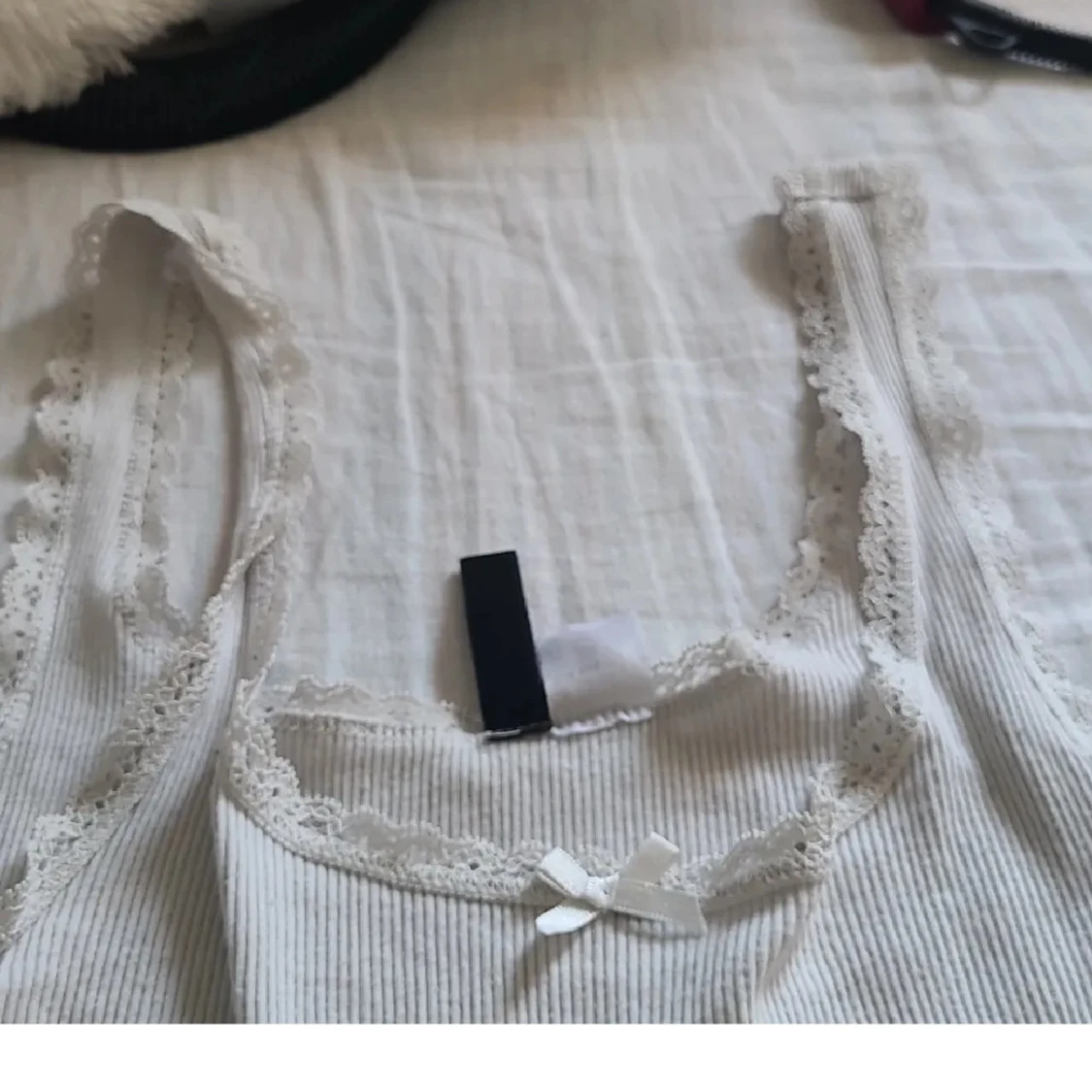 Vit ribbad linnetopp med spets - 3