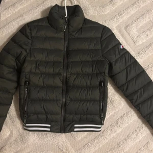 Mörkgrön Jacka - • Mörkgrön lite croppad jacka från märket SuperDry • Helt oanvänd, har bara varit i garderoben och aldrig kommit till användning tyvärr 🥲  • Pris kan diskuteras vid snabbt köp! 💗