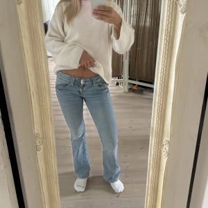 Ljusblå bootcut jeans låg midja - Säljer ett par ljusblå jeans med bootcut-modell och låg midja. Jeanen är ifrån Gina och har vanliga fickor där bak. Säljer eftersom dom är för små annars jätte jätte fina!