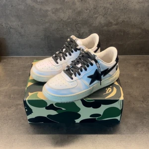 Bape skor  - Riktigt feta vita bapestas med off white laces! Lagom använda men fortfarande i bra skick💯 Mer frågor privat!