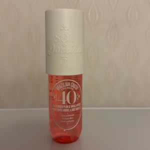 Brazilian Crush Cheirosa 40 Mist - Perfume mist med black amber plum & vanilla woods. Volym: 90 ml. Perfekt för dig som vill sticka ut med en unik doft.