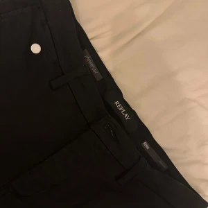 (HELT NYA) Svarta Replay Hyperflex byxor - Helt nya Svarta byxor från Replay Hyperflex-serien. Jag brukar ha 30/34 och dessa funkar perfekt så jag skulle säga att dem är lite stora i storleken. NYPRIS 1600. Har du några funderingar så får du gärna höra av dig! 