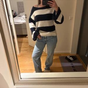Lågmidjade jeans  - Säljer lågmidjade Zara straight fit jeans i storlek 38.