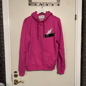 Axel Arigato Hoodie - Rosa hoodie från Axel Arigato. Inga crackings i trycket, bra skick för övrigt men i använt skick. 