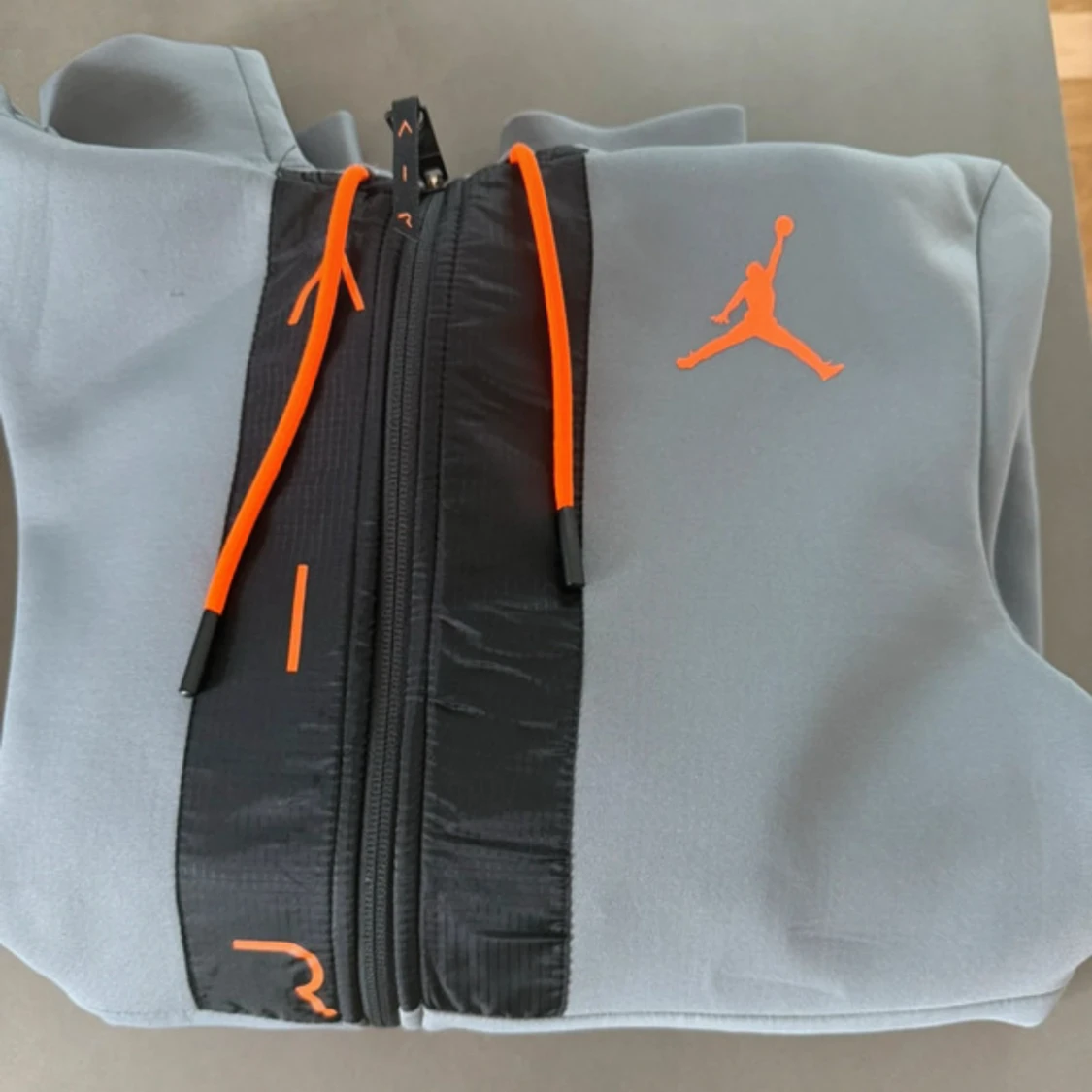 Grå Jordan hoodie med orange detaljer - 1
