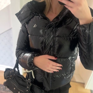 Svart pufferjacka Calvin Klein Jeans - Snygg svart glansig pufferjacka från Calvin Klein Jeans. Jätte bra kvalité och väldigt varm. Änvänd en vinter men inga defekter har förekommit. Jackan är i mycket bra skick och köpt för 2300kr.💕💕pris går att diskutera 