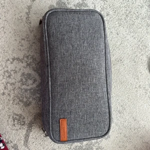 Grå datorväska från Inateck - Håll din Nintendo Switch och andra spelkonsoler säkra, organiserade och enkla att ta med överallt med denna stilrena och slitstarka bärväska. Designad med smarta fack och gott om utrymme för både konsol, tillbehör och spelkort, är detta den perfekta lösningen för gamers på språng.