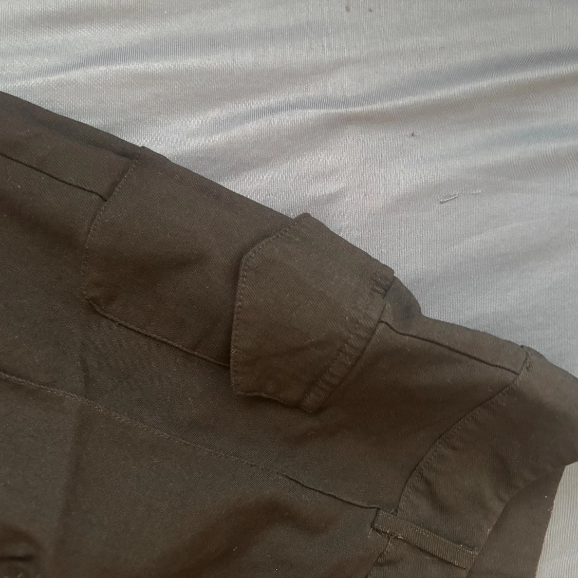 Svarta cargobyxor med fickor vid sidan  - 2