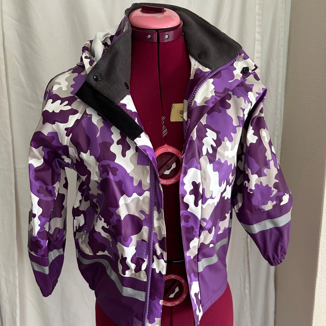 Lila galonjacka från PAX, strl 130