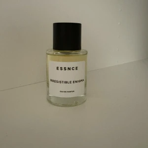 ESSNCE Irresistible Enigma EdP - Parfym från Essnce, Irresistible Enigma. Använd några gånger men nästan full🥰