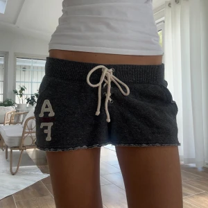 Abercrombie & fitch låga shorts  - Ett par mjuka shorts från Abercrombie & fitch i storlek S. Shortsen bedöms vara i fint skick. Rakt över midjemått: 38cm. Längd: 20cm. Gren: 17cm. Jag skickar ditt köp inom 24h. 