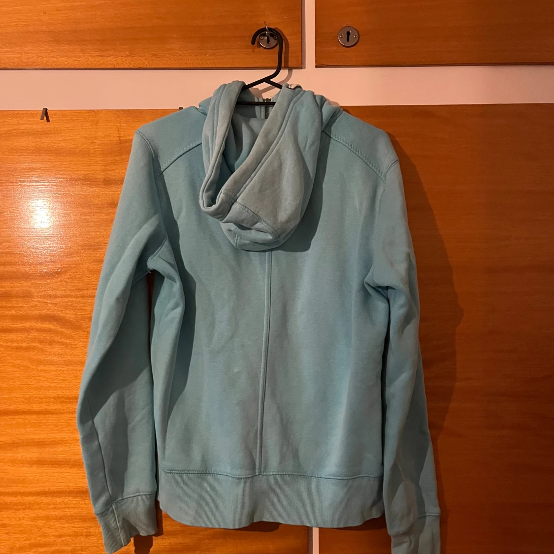 Ljusblå hoodie med dragkedja från race marine - 1