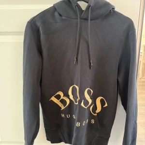 Hugo Boss hoodie - Hugo Boss hoodie lite nopprig vid snörningen men annars i mycket bra skick. 