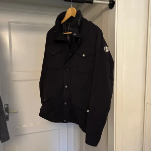 Field jacka  - Peak Performance field jacka | Storlek: M | Perfekt för hösten | Skick: 8,5/10, använd, men fortfarande i fint skick | Kan mötas upp |Skriv om minsta funderingar | 