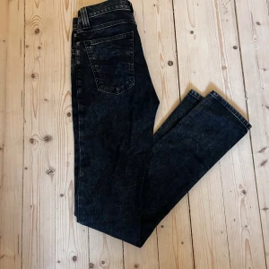 Nudie jeans - Säljer dessa svarta nudie jeans i storlek 27/32 dem är i riktigt bra skick, priset är inte hugget i sten, kom med prisförslag!