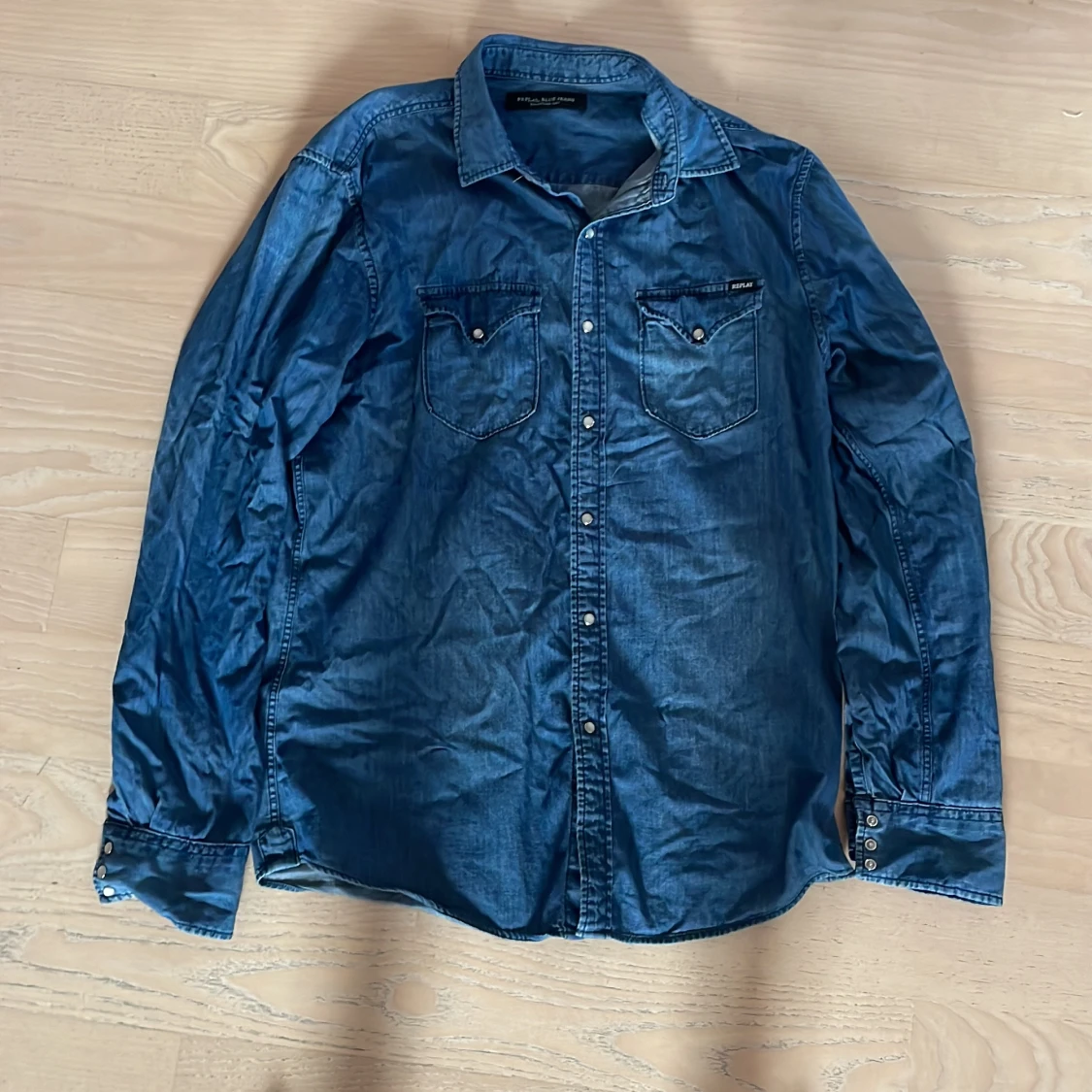 Blå jeansskjorta från Replay