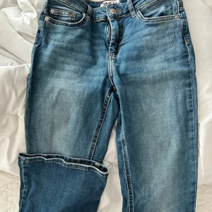 Flared jeans - ✨ Bootcut jeans från ONLY. Blå, storlek S/30. Köpta för 549 kr. Väldigt bra skick, inga skador eller fläckar. Supersnygg passform och perfekt året runt!