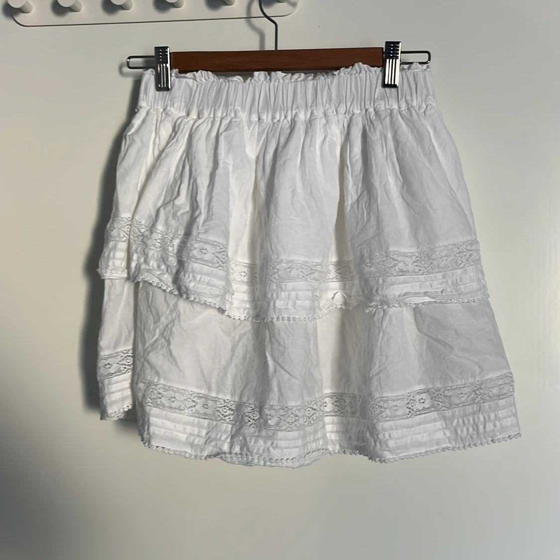 Vit volangkjol från Bik Bok XS