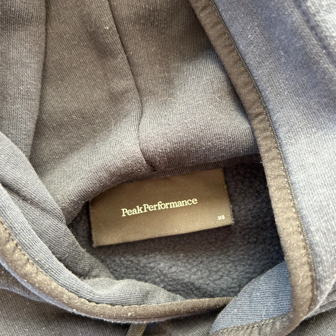 Mörkblå hoodie från Peak Performance - 1