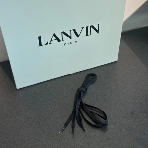 Lanvin skosnören - Lanvin skosnören. Går ej att köpa, går endast att få tag på genom att köpa nya skor. Nytt skick, ej använda. Endast skosnörena fås med.