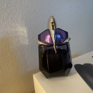 Mugler Alien - Cool parfym i unik lila flaska med futuristisk design. Perfekt för dig som vill sticka ut och addera en snygg detalj till din samling. 30ml