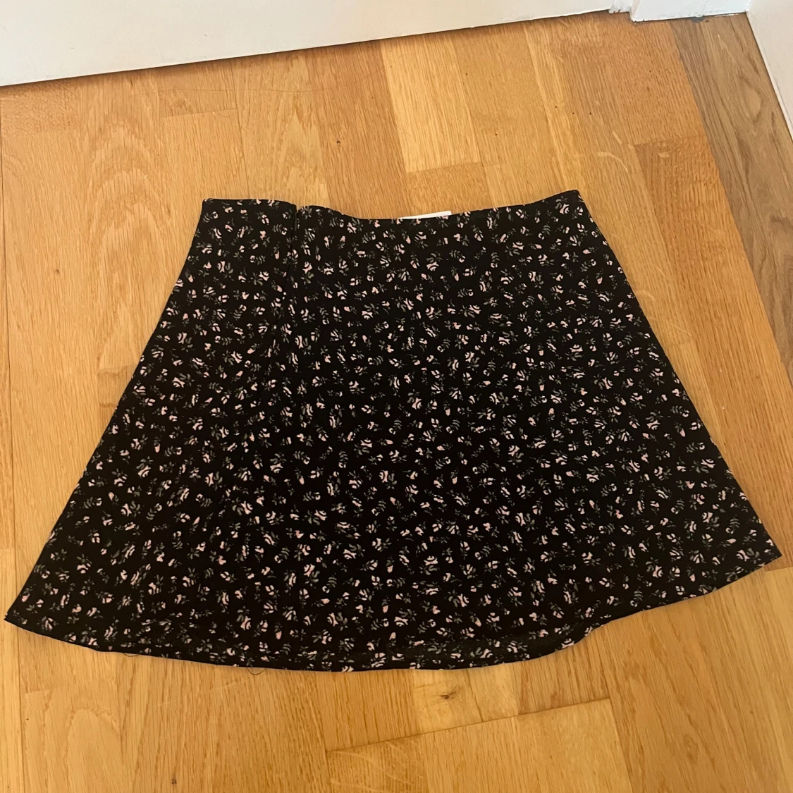 Svart blommig kjol från H&M Divided - 1