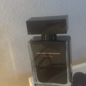 Narciso Rodriguez For Her Parfym - Stilren och modern parfym från Narciso Rodriguez. Perfekt för dig som vill ha en ikonisk doft i samlingen. Passar dig som gillar eleganta och trendiga val. 50 ml
