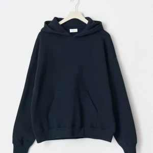 Gina Tricot Hoodie - Säljer nu min mörkblå hoodie från Gina Tricot med stor gul text 'adore you' på ryggen då den inte kommer till användning. Endast använd vid 2 tillfällen. Tröjan har huva, känguruficka och långa ärmar. Perfekt för dig som gillar streetstyle och vill ha en skön och snygg look.