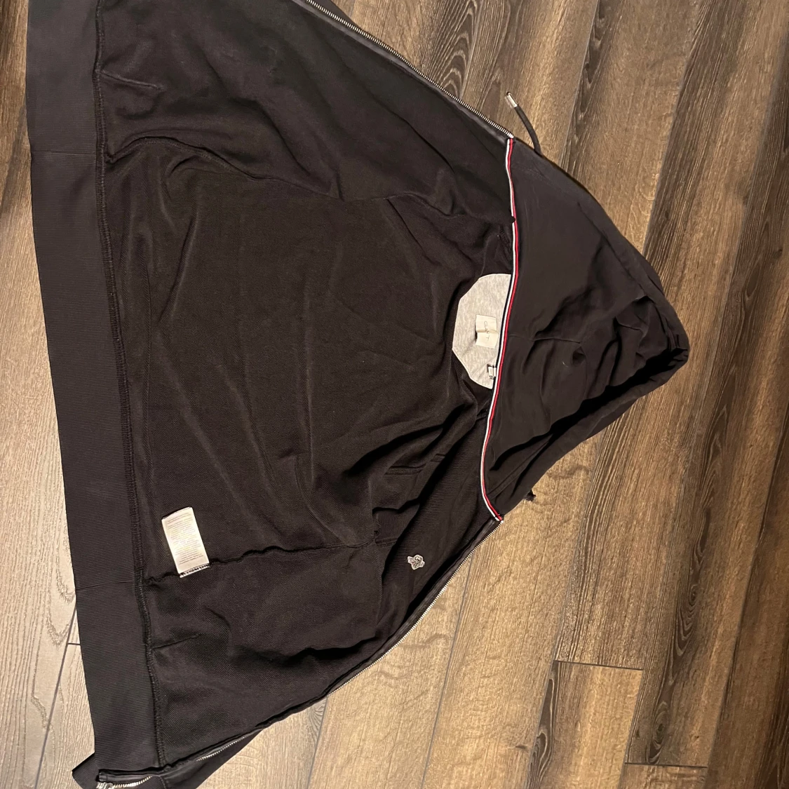 Svart hoodie från GANT med dragkedja - 1