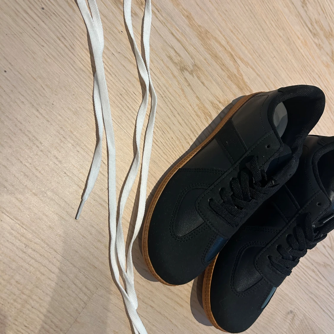 Svarta sneakers med brun sula - 4