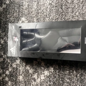 Adidas Predator GL Pro målvaktshandskar - Säljer dessa målvaktshandskar från adidas, endast använda en gång för cirka 1 år sen kostade 1299 så skulle vilja ha 600 för dom