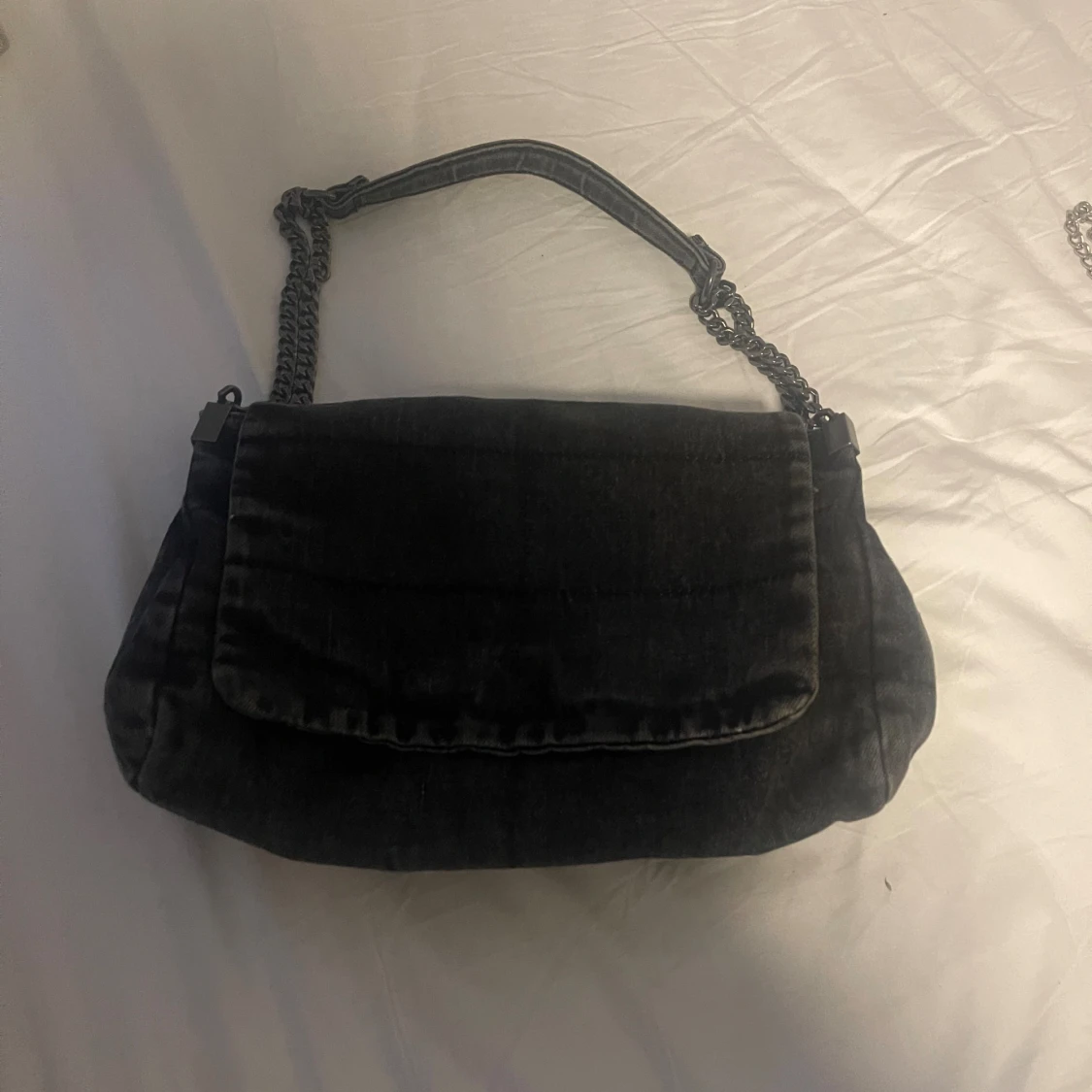 Svart axelväska i jeans med kedja