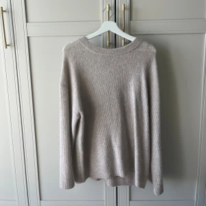 Beige stickad tröja  - Stickad tröja från Lindex premium, helt ny